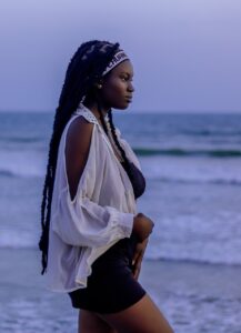 50代女性の一人旅に最適な春の服装は？